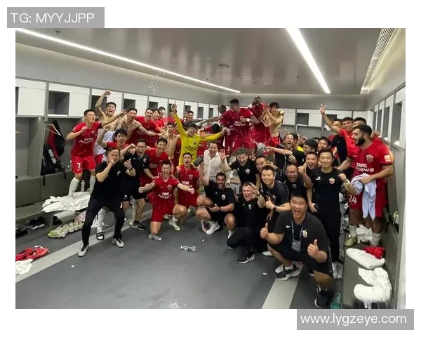 手绘笔触定格绿茵巨星风采 球场记忆化作温情合影