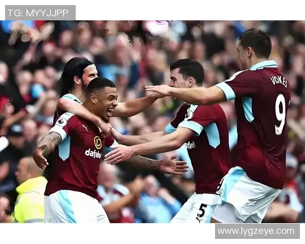 足球巨星与妻子携手共谱爱情传奇 一同走过人生巅峰与风雨