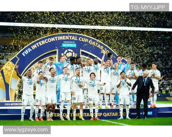 足球巨星现身国外街头 引发粉丝狂热目光聚焦街头互动瞬间